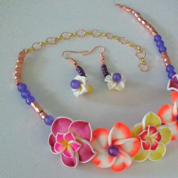 PLUMERIA FLOWER NECKLACE AND EARRINGS SET. - Picture 7 of 8